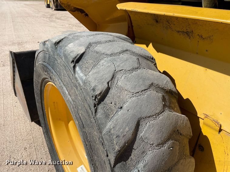 image for item NX9890 1995 John Deere 4475  skid steer loader