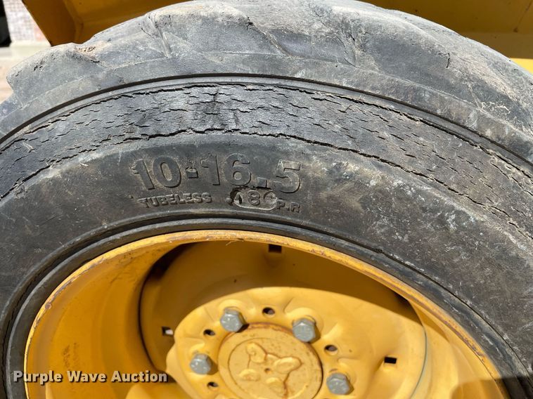 image for item NX9890 1995 John Deere 4475  skid steer loader