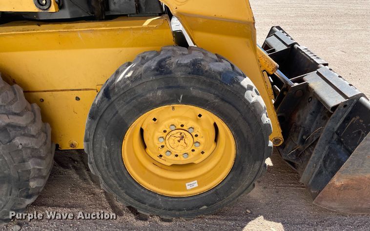 image for item NX9890 1995 John Deere 4475  skid steer loader