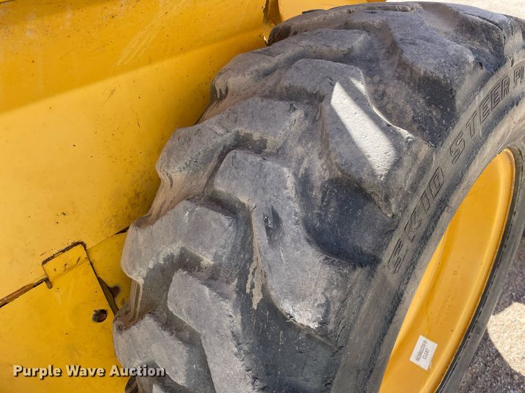 image for item NX9890 1995 John Deere 4475  skid steer loader