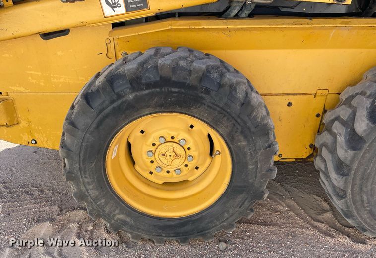 image for item NX9890 1995 John Deere 4475  skid steer loader