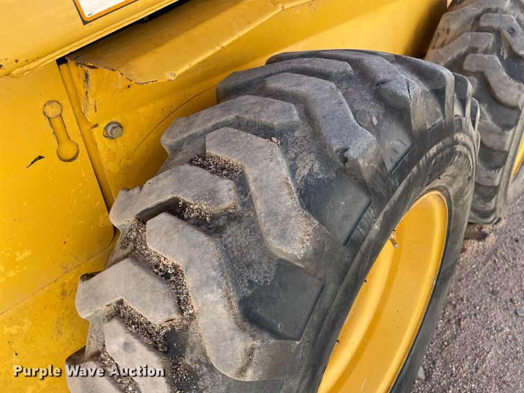 image for item NX9890 1995 John Deere 4475  skid steer loader