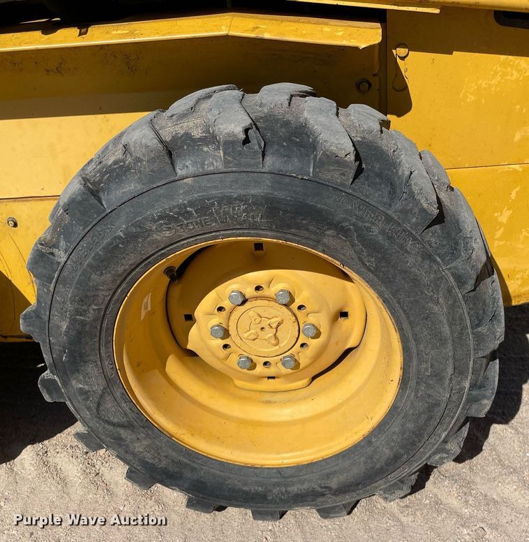 image for item NX9890 1995 John Deere 4475  skid steer loader