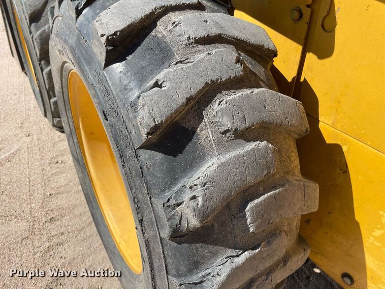 image for item NX9890 1995 John Deere 4475  skid steer loader