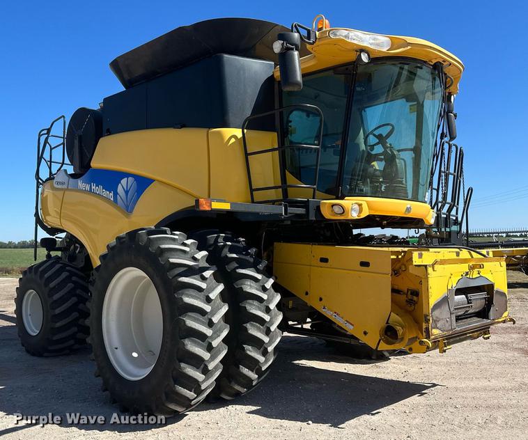 image for item DH1849 2010 New Holland CR9060  combine