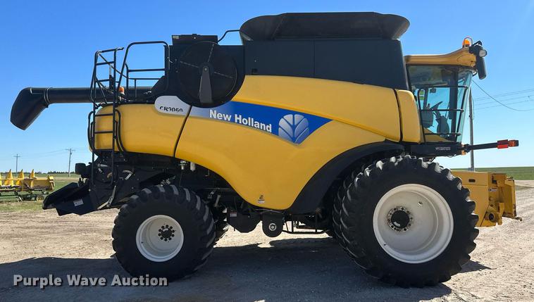 image for item DH1849 2010 New Holland CR9060  combine