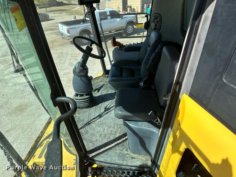 image for item DH1849 2010 New Holland CR9060  combine