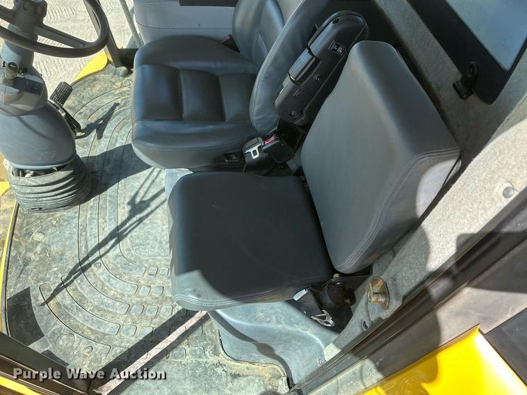 image for item DH1849 2010 New Holland CR9060  combine