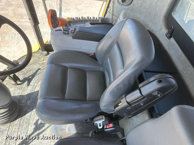 image for item DH1849 2010 New Holland CR9060  combine