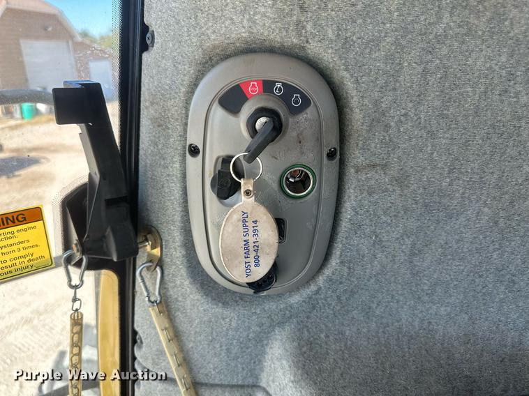 image for item DH1849 2010 New Holland CR9060  combine