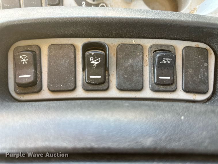 image for item DH1849 2010 New Holland CR9060  combine