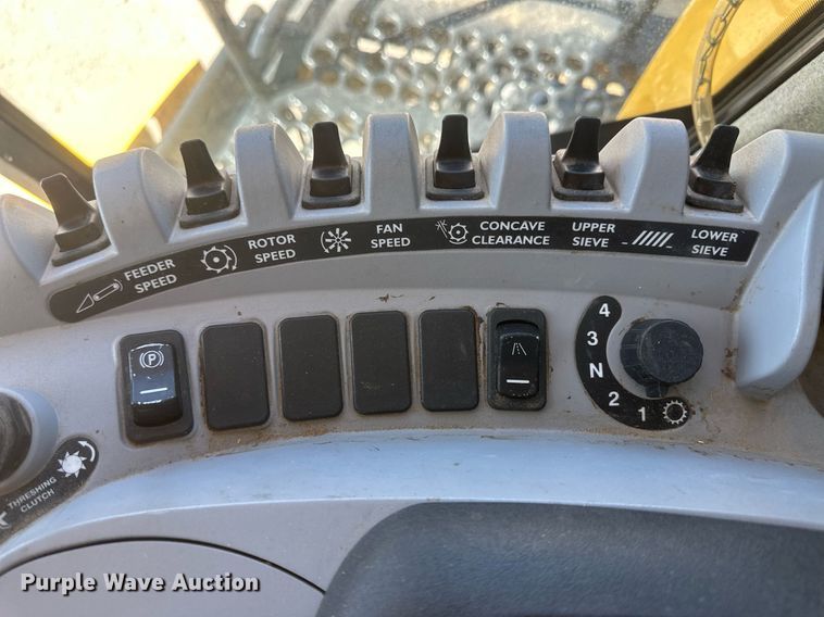 image for item DH1849 2010 New Holland CR9060  combine