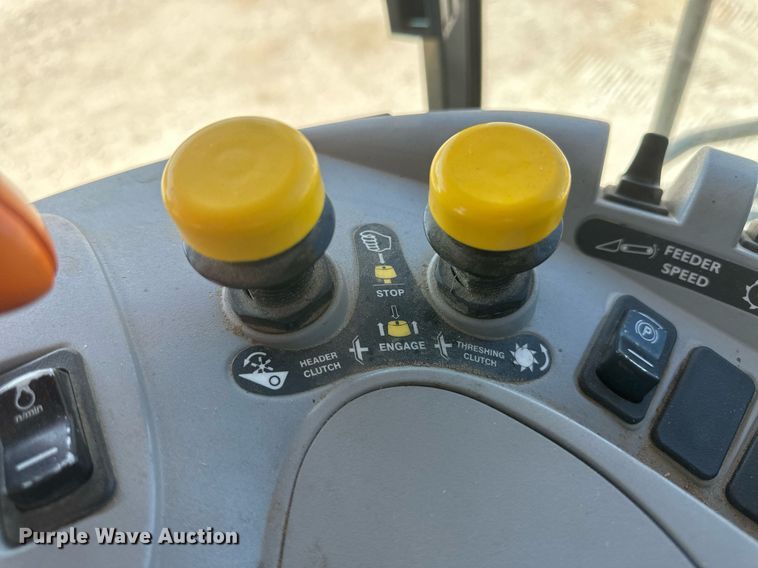 image for item DH1849 2010 New Holland CR9060  combine