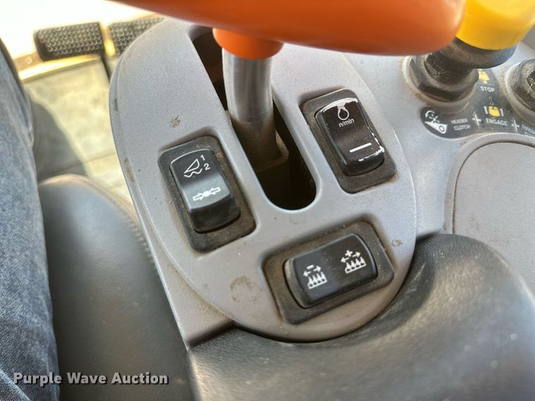 image for item DH1849 2010 New Holland CR9060  combine