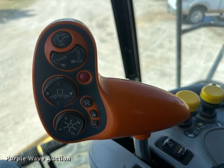 image for item DH1849 2010 New Holland CR9060  combine