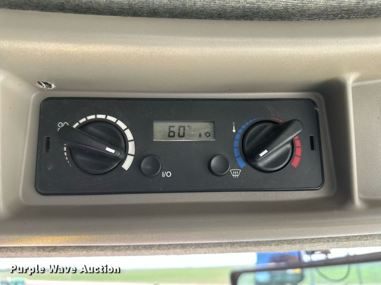 image for item DH1849 2010 New Holland CR9060  combine