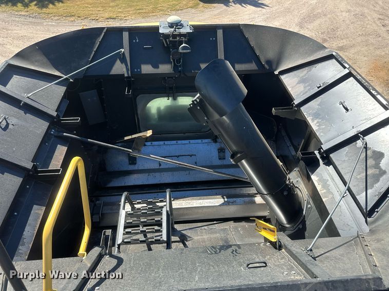 image for item DH1849 2010 New Holland CR9060  combine