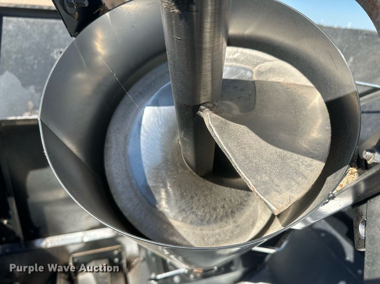 image for item DH1849 2010 New Holland CR9060  combine