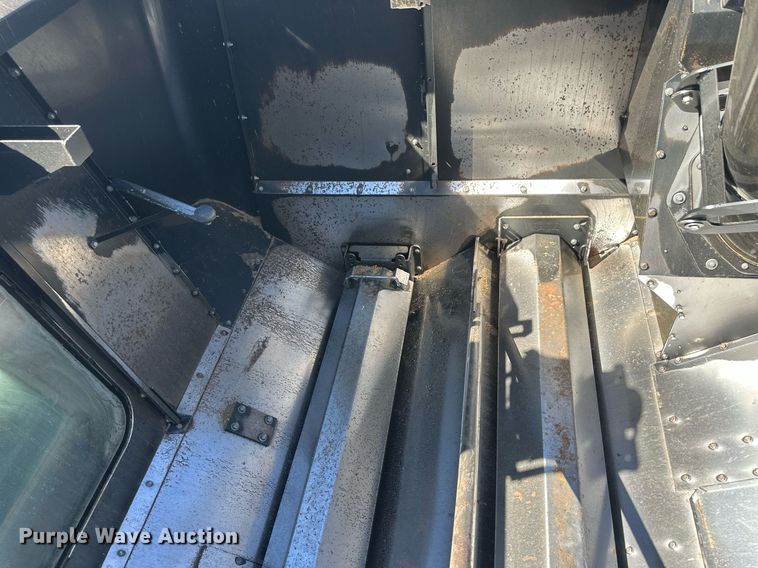 image for item DH1849 2010 New Holland CR9060  combine