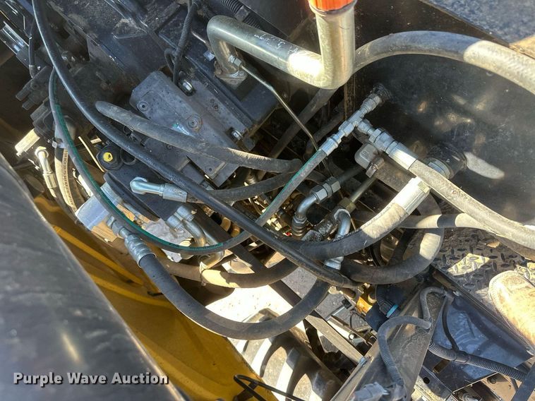 image for item DH1849 2010 New Holland CR9060  combine