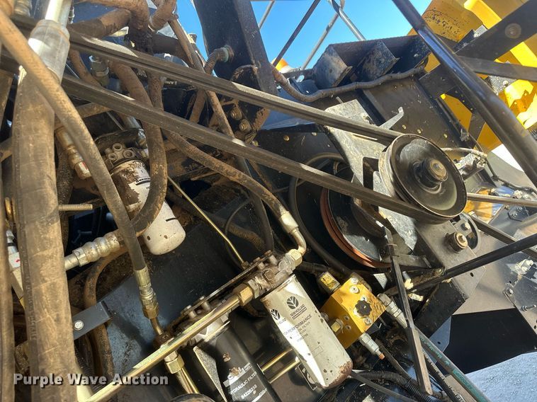 image for item DH1849 2010 New Holland CR9060  combine