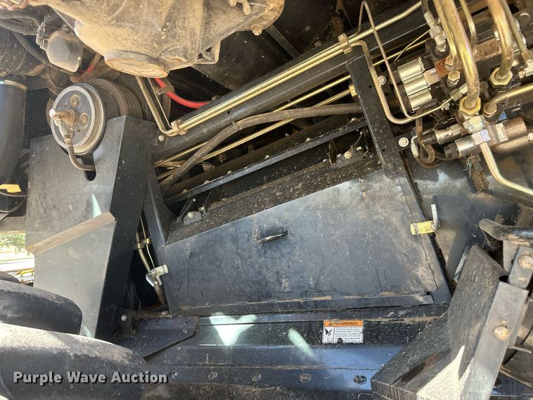 image for item DH1849 2010 New Holland CR9060  combine