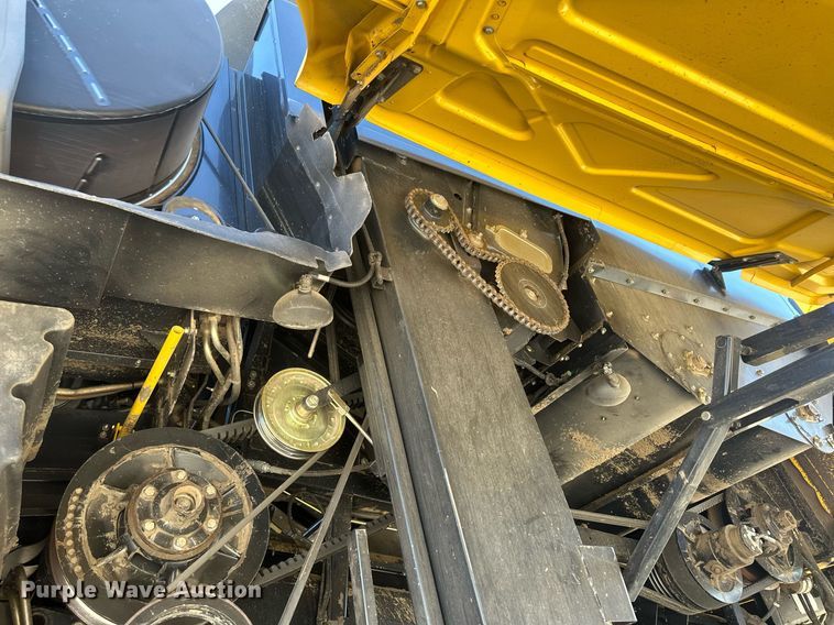 image for item DH1849 2010 New Holland CR9060  combine