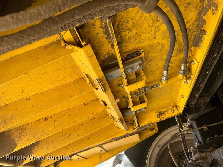 image for item DH1849 2010 New Holland CR9060  combine