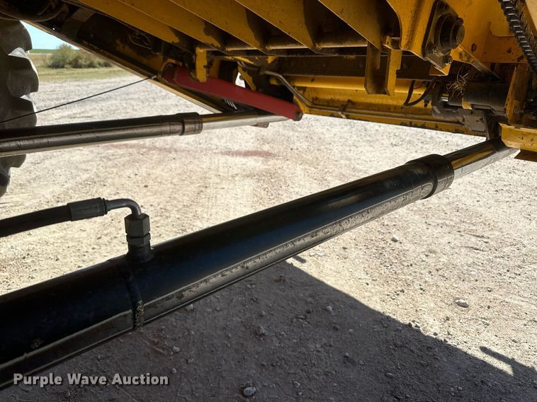 image for item DH1849 2010 New Holland CR9060  combine