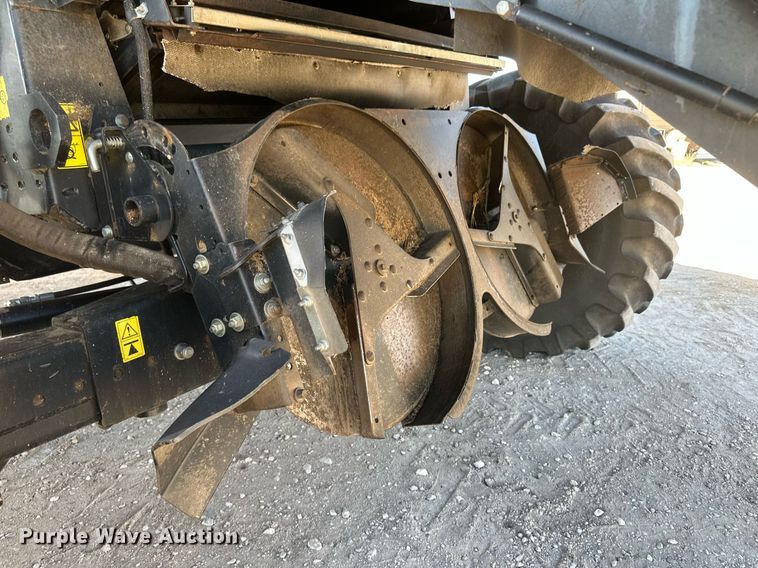 image for item DH1849 2010 New Holland CR9060  combine