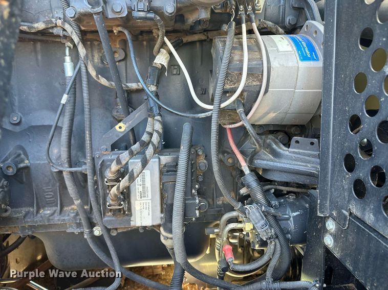 image for item DH1849 2010 New Holland CR9060  combine