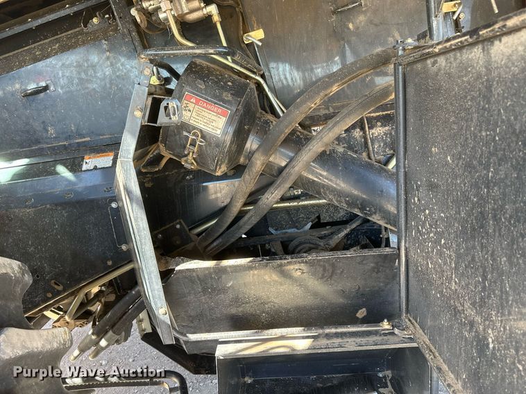 image for item DH1849 2010 New Holland CR9060  combine