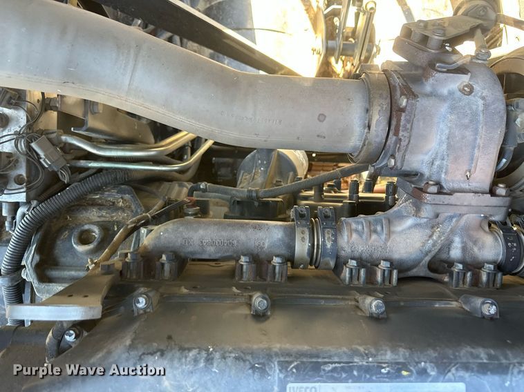 image for item DH1849 2010 New Holland CR9060  combine