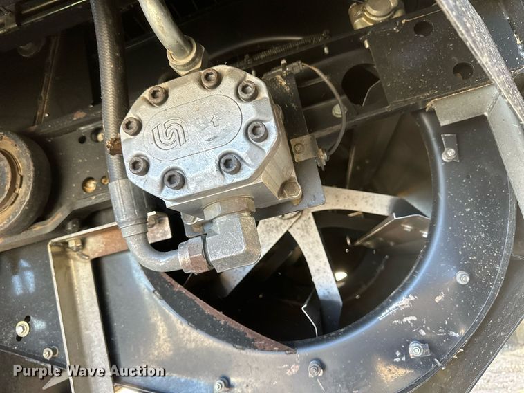 image for item DH1849 2010 New Holland CR9060  combine