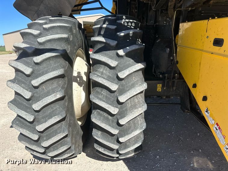 image for item DH1849 2010 New Holland CR9060  combine