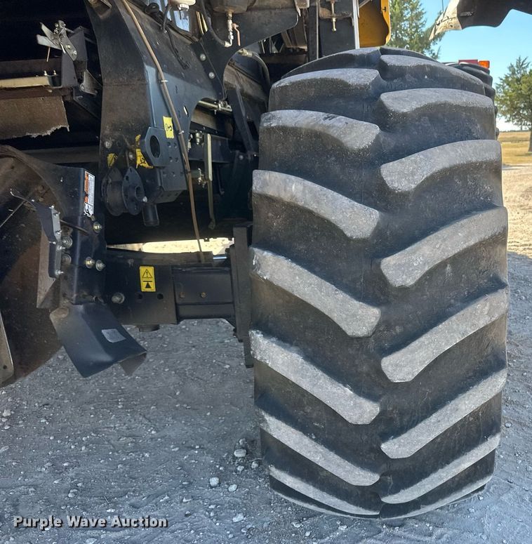 image for item DH1849 2010 New Holland CR9060  combine