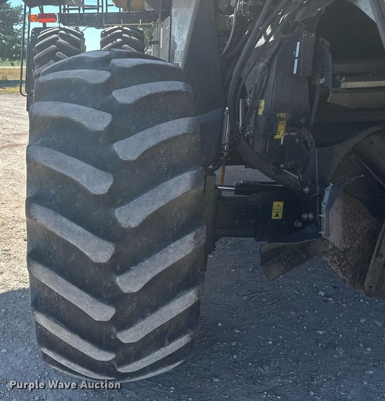 image for item DH1849 2010 New Holland CR9060  combine