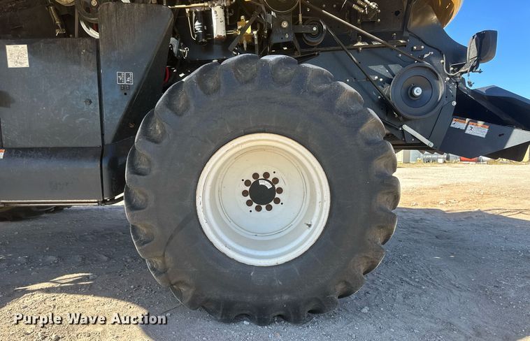 image for item DH1849 2010 New Holland CR9060  combine