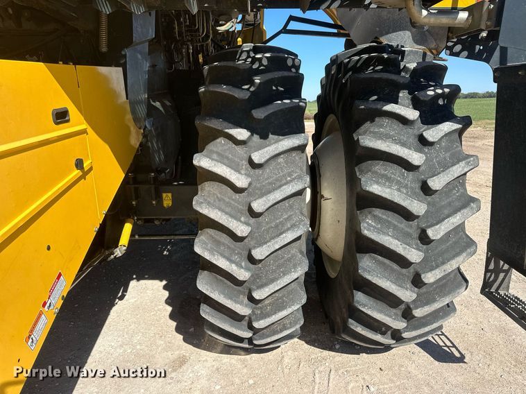 image for item DH1849 2010 New Holland CR9060  combine