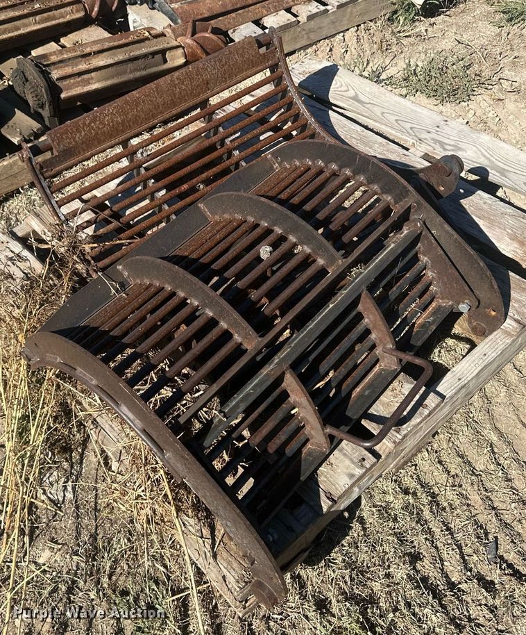 image for item DH1849 2010 New Holland CR9060  combine