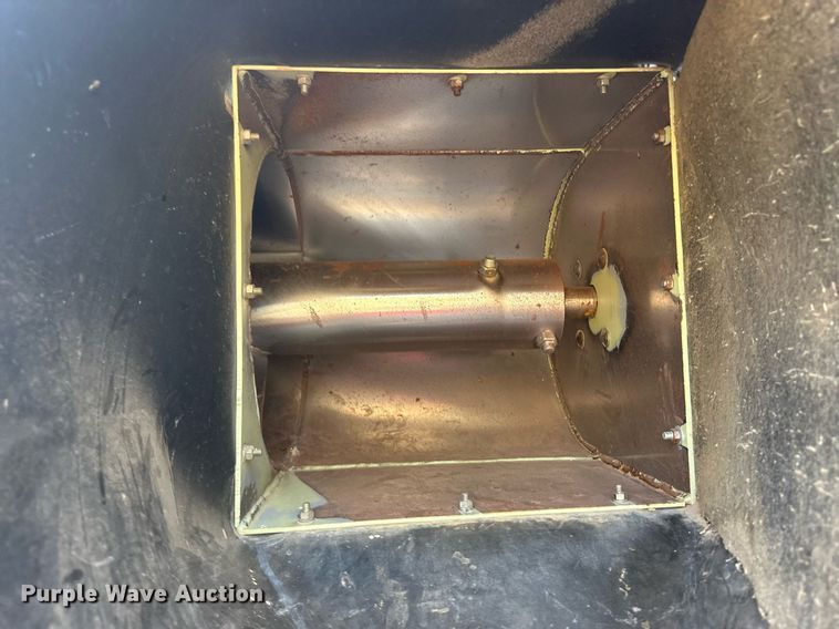 image for item DH1854 Orthman 1096  grain cart