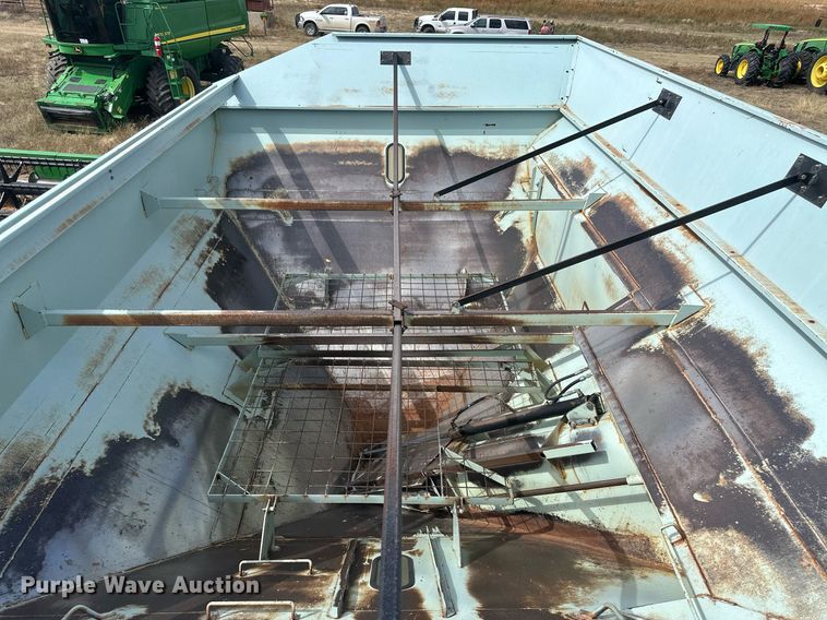 image for item DH1854 Orthman 1096  grain cart