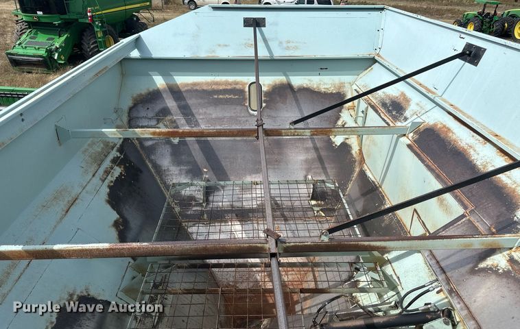 image for item DH1854 Orthman 1096  grain cart