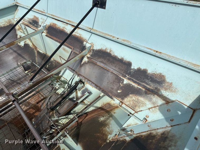 image for item DH1854 Orthman 1096  grain cart