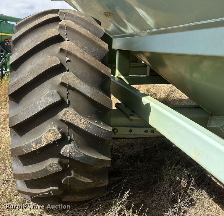 image for item DH1854 Orthman 1096  grain cart