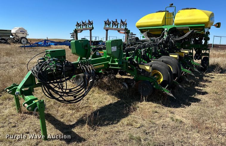 image for item DH1860 John Deere 1775NT  planter