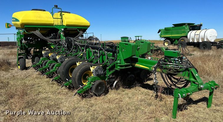 image for item DH1860 John Deere 1775NT  planter