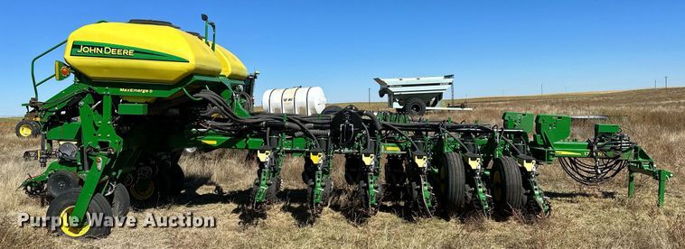 image for item DH1860 John Deere 1775NT  planter