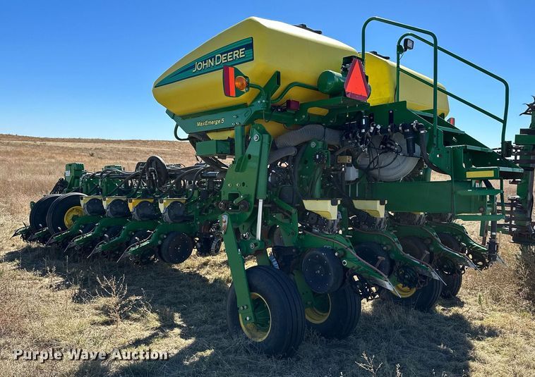 image for item DH1860 John Deere 1775NT  planter