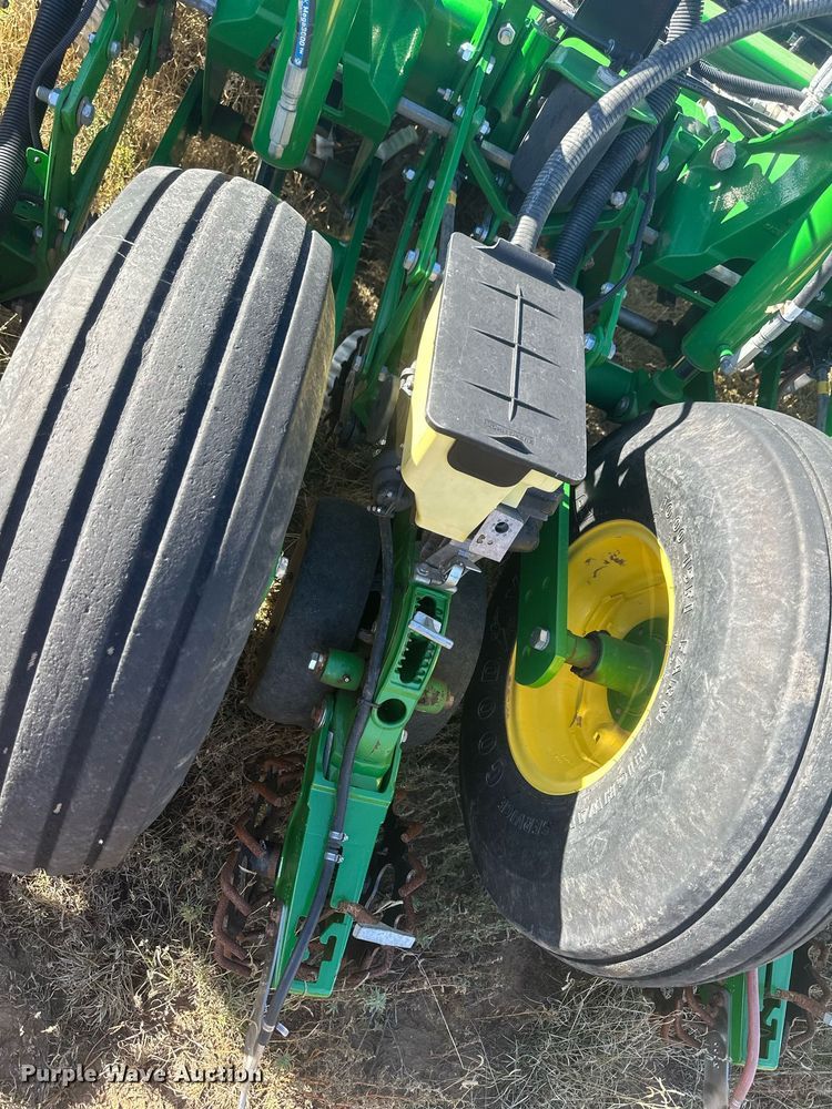 image for item DH1860 John Deere 1775NT  planter